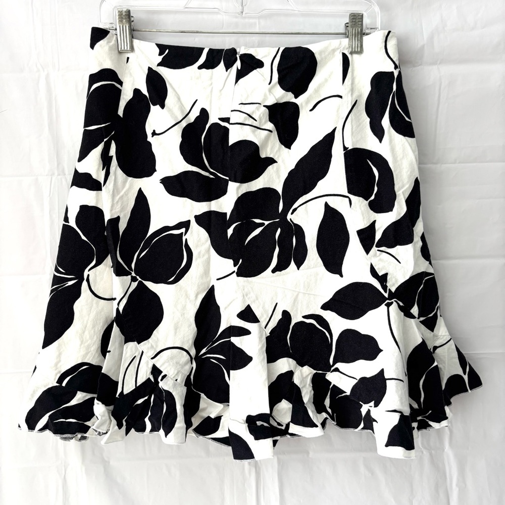 NWOT White House Black Market Black WhTE Leaf Print A-Line Ruffle Hem Skirt SZ 6 - Picture 2 of 10